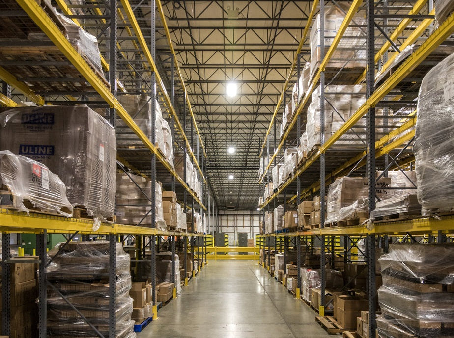Image illustrating the concept of a virtual warehouse, showing a digital storage space with inventory management tools and shipping logistics, representing an online-based solution for storing and managing goods.
